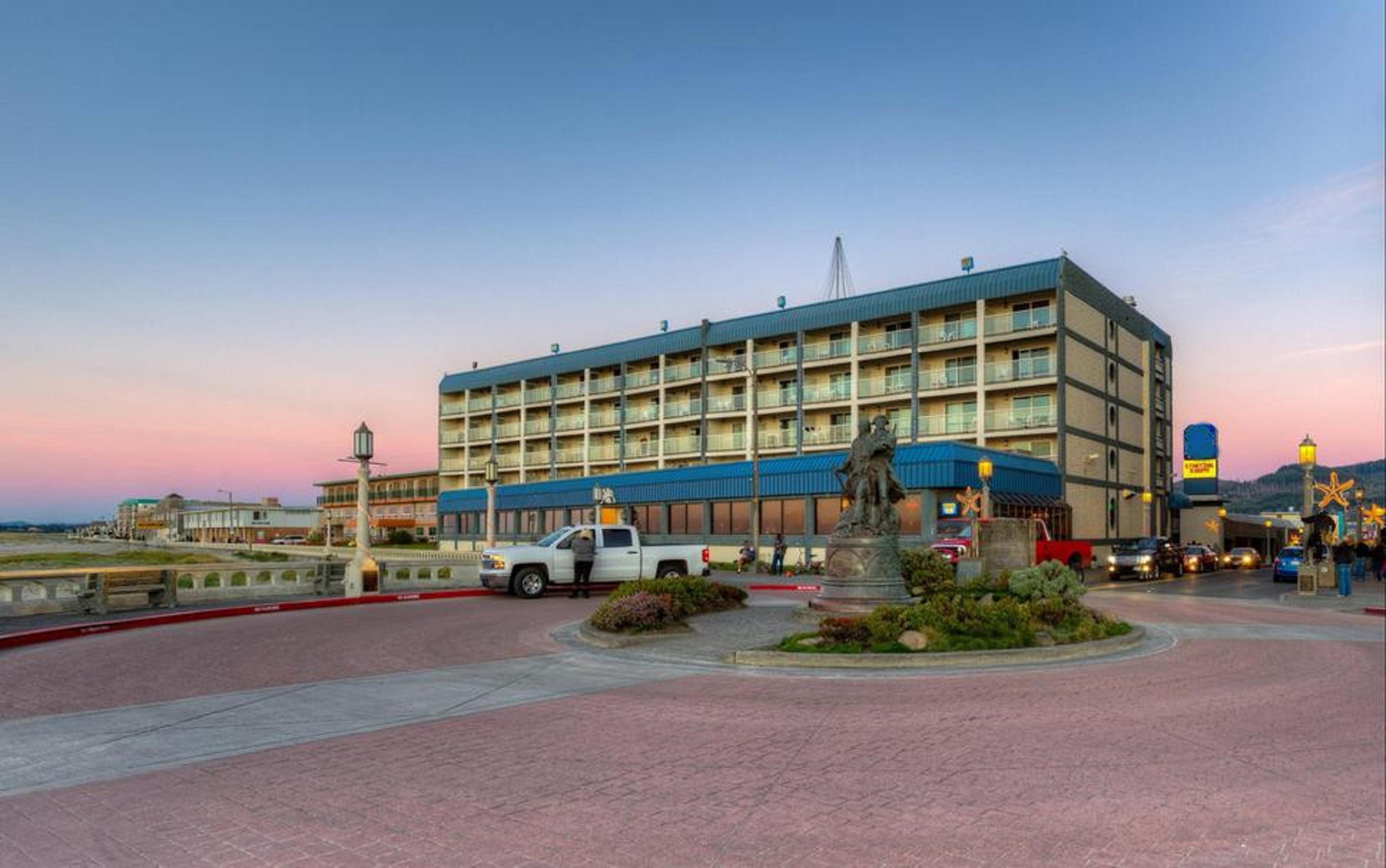 Promenade Inn & Suites Oceanfront Seaside Exterior photo